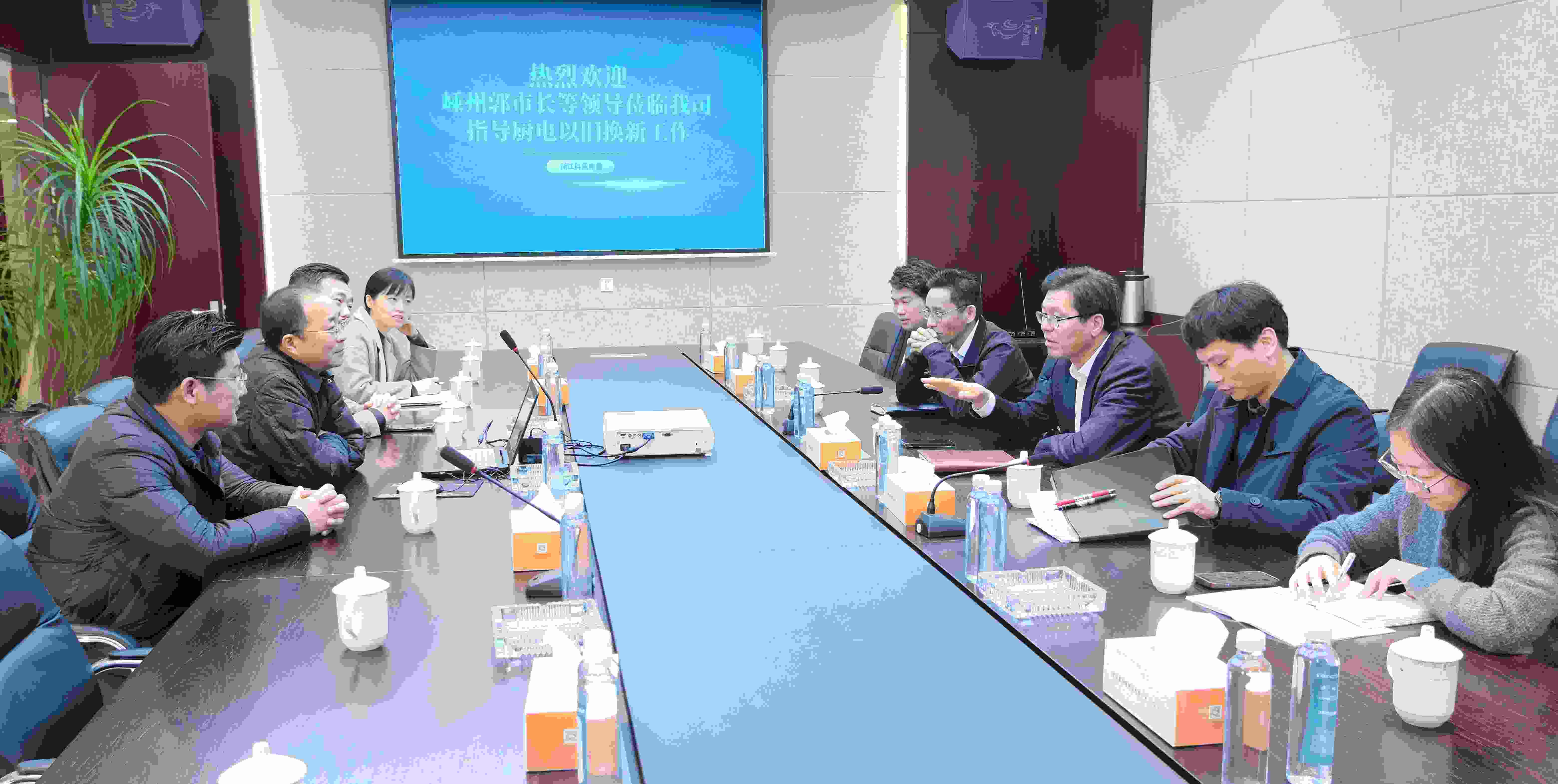 嵊州&#8204;市副市長郭偉鋒，商務(wù)局領(lǐng)導(dǎo)一行蒞臨科恩調(diào)研廚電以舊換新工作！